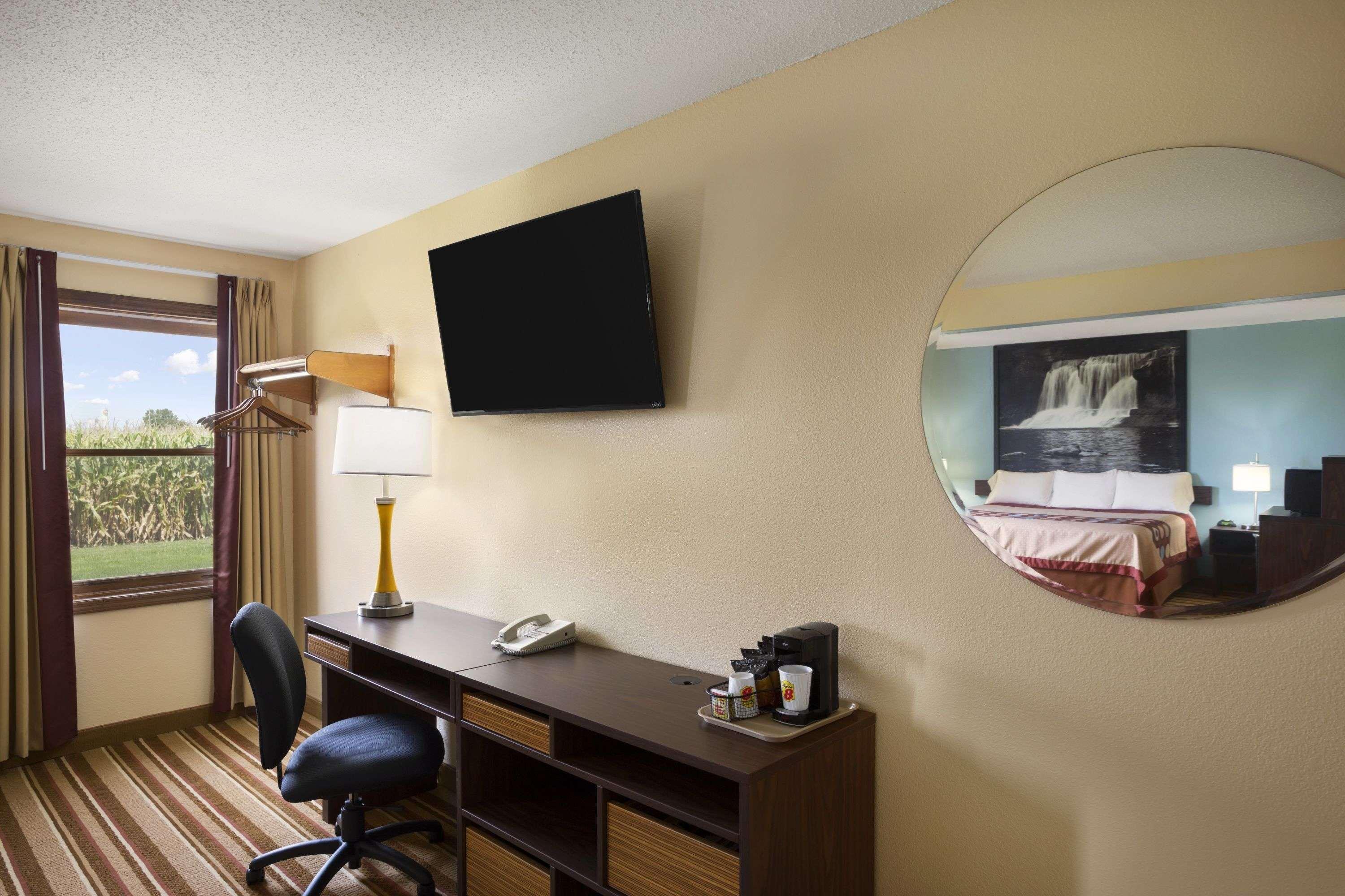 Super 8 By Wyndham Mattoon Hotel Екстериор снимка