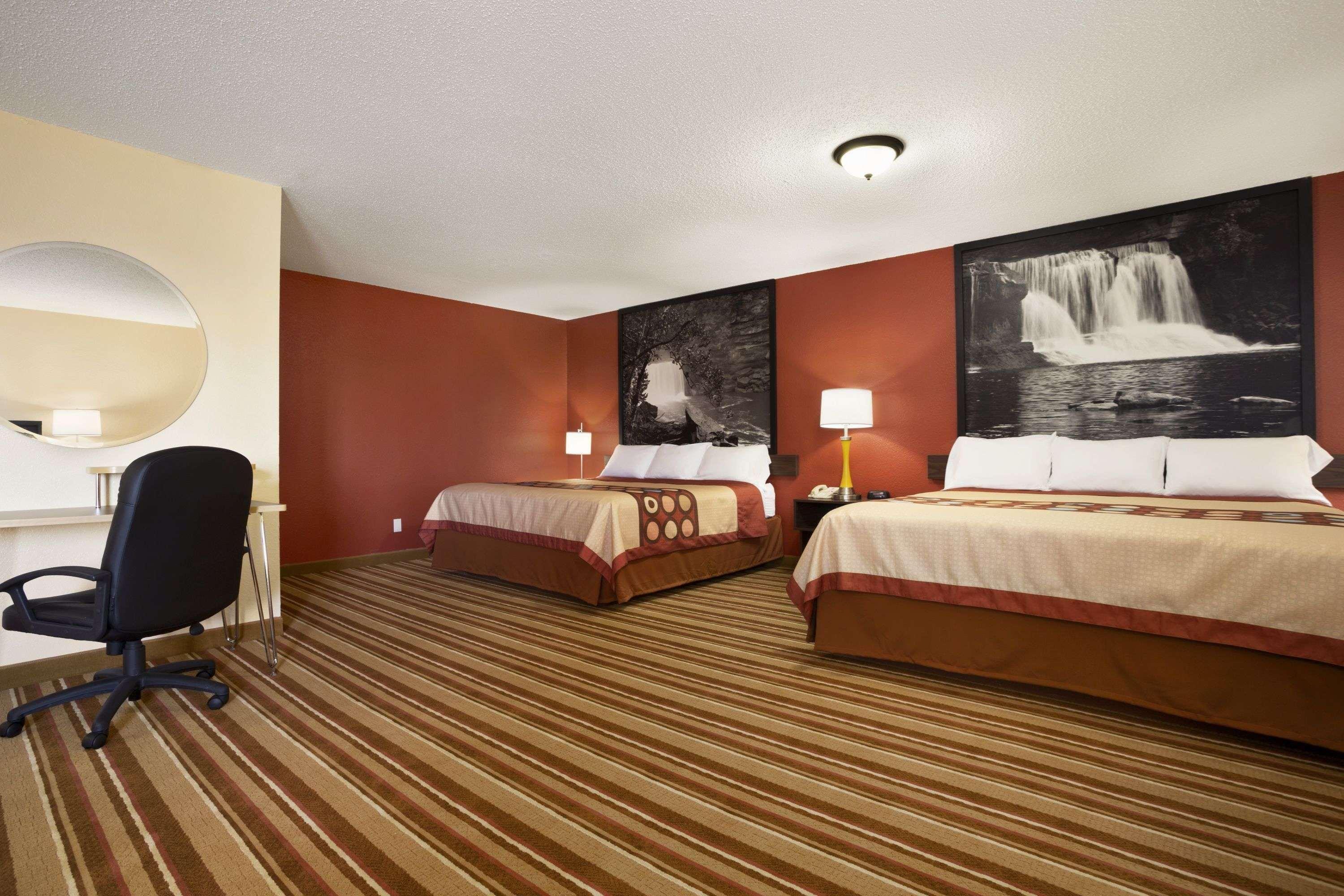 Super 8 By Wyndham Mattoon Hotel Екстериор снимка