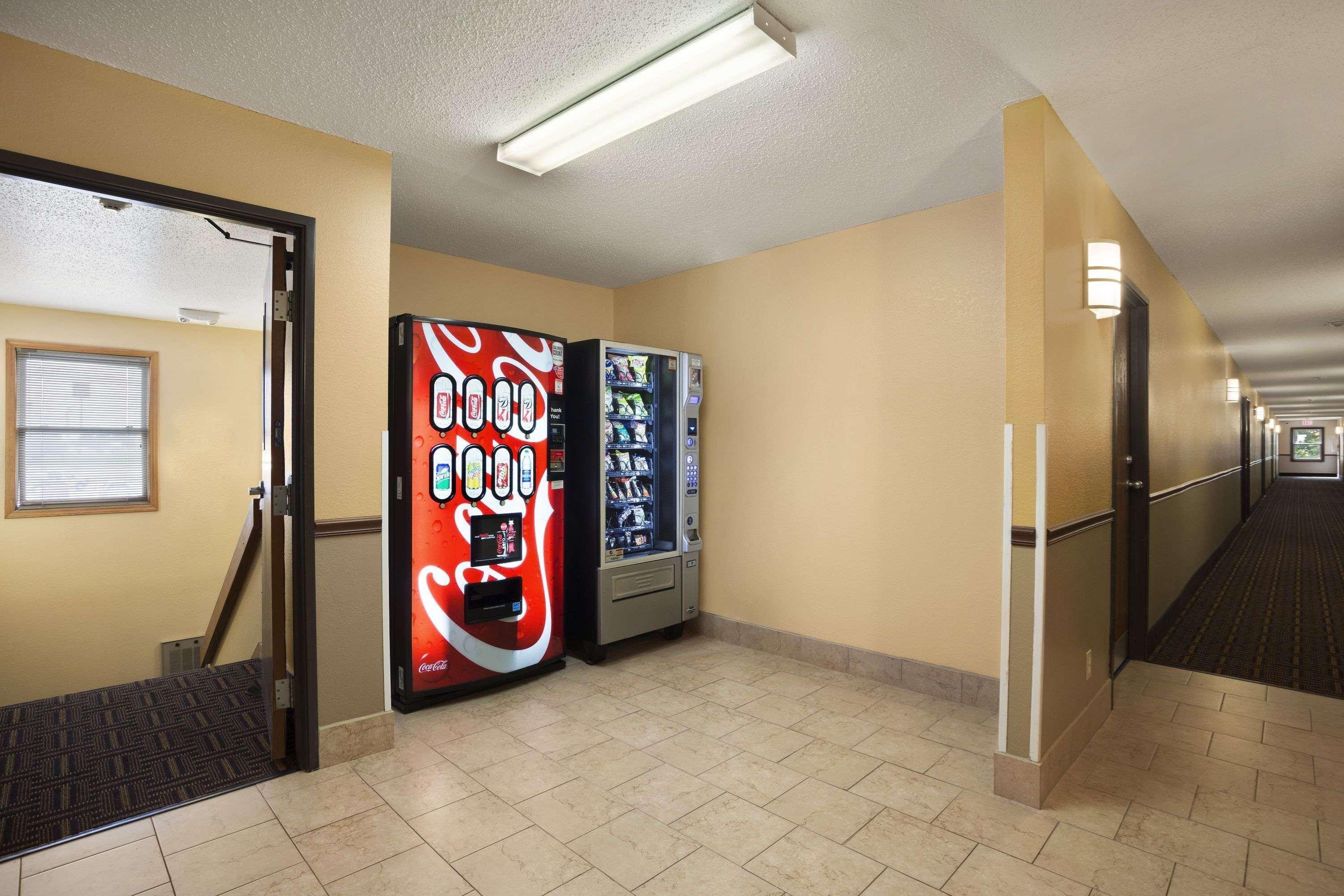 Super 8 By Wyndham Mattoon Hotel Екстериор снимка