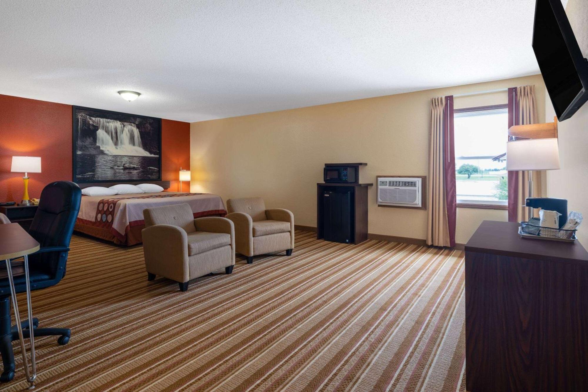 Super 8 By Wyndham Mattoon Hotel Екстериор снимка