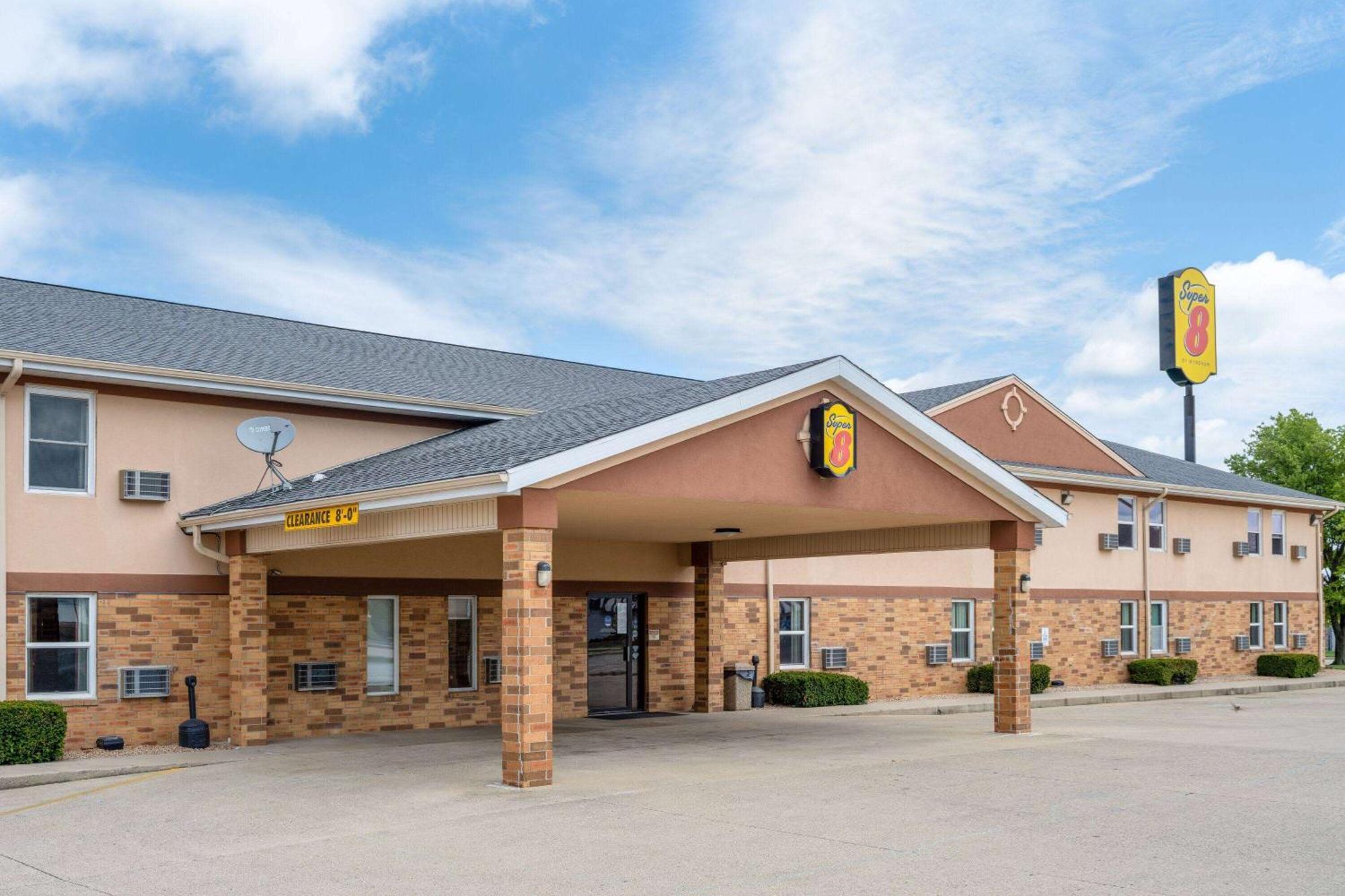 Super 8 By Wyndham Mattoon Hotel Екстериор снимка
