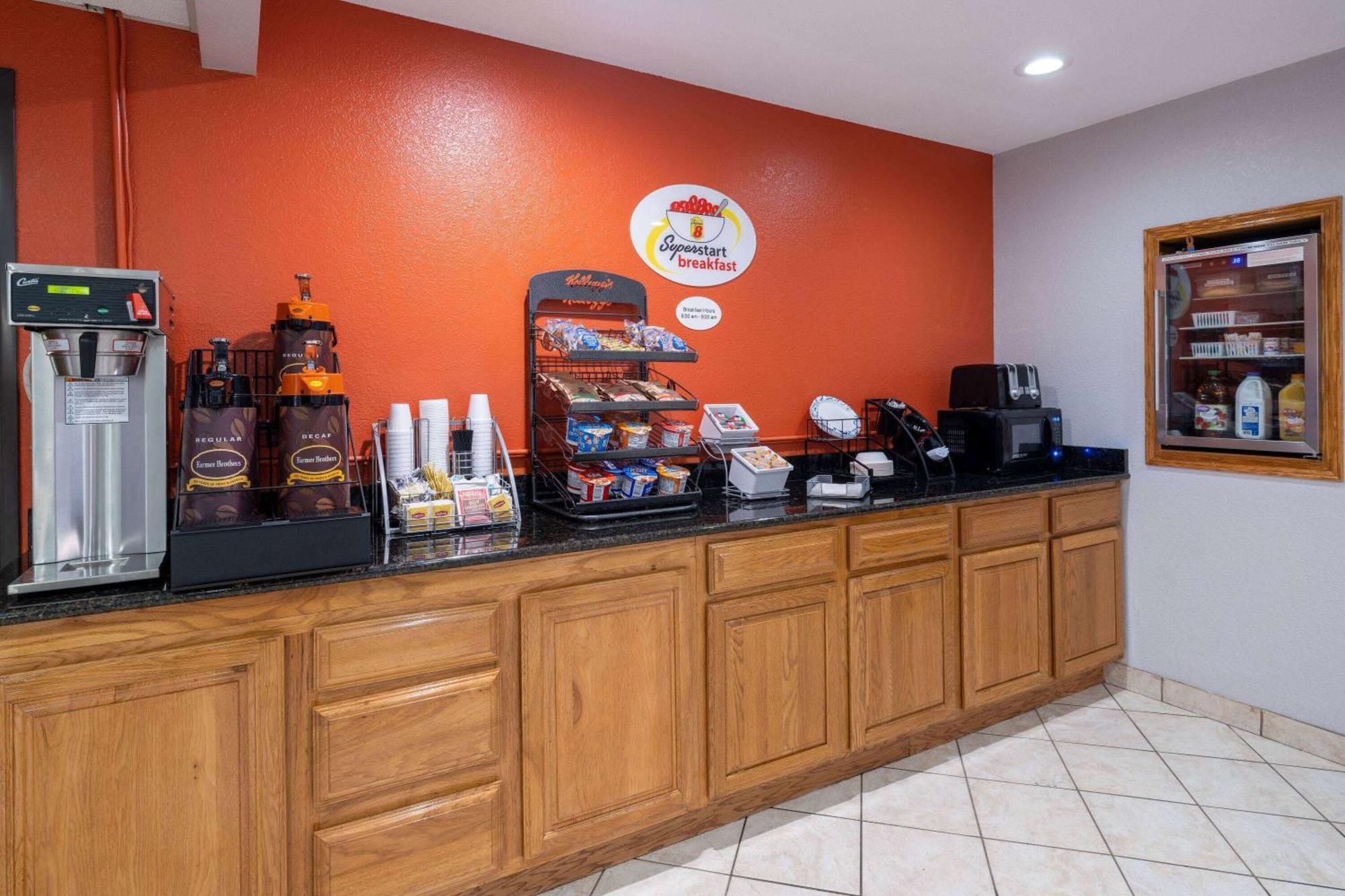 Super 8 By Wyndham Mattoon Hotel Екстериор снимка