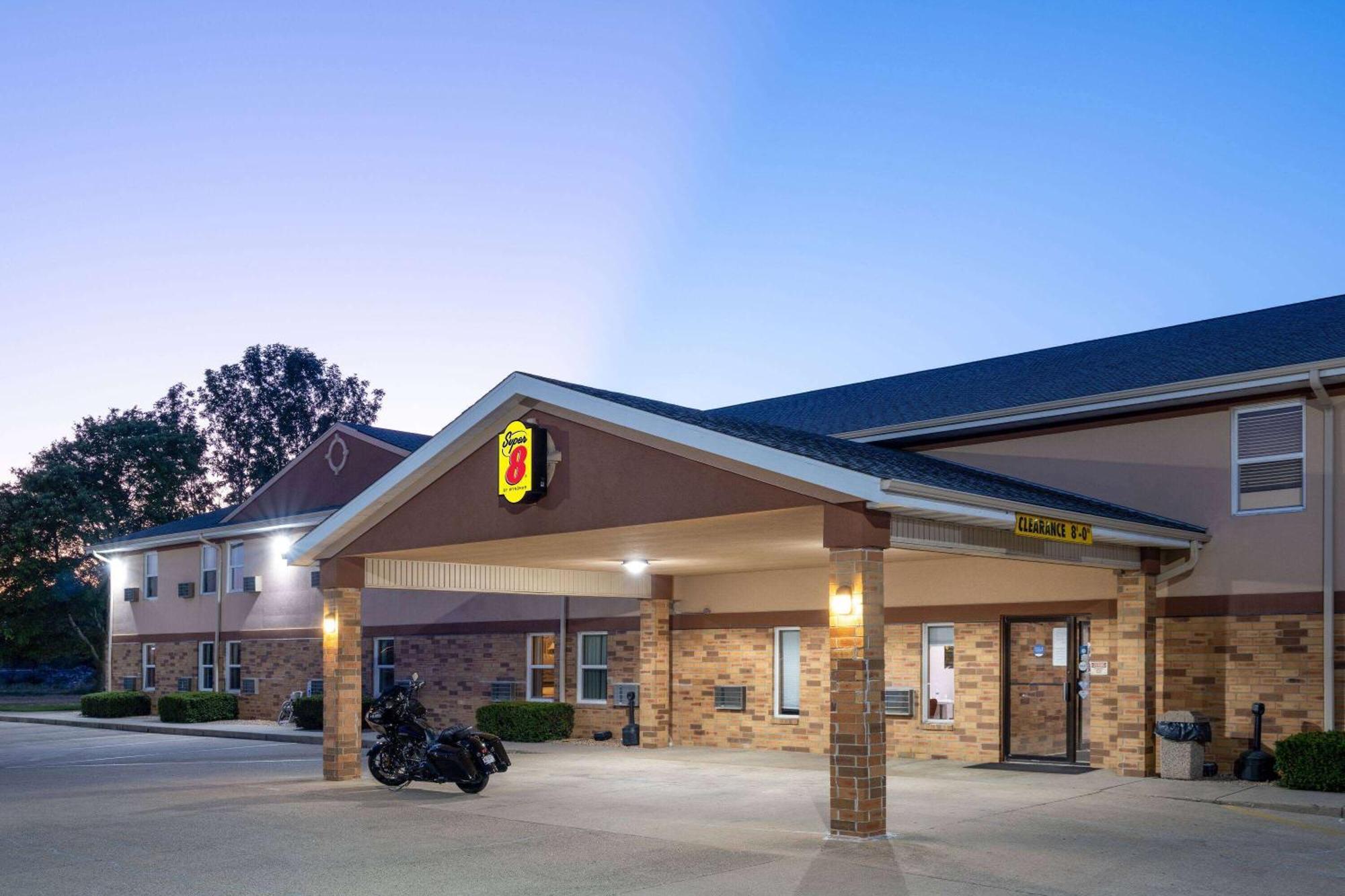 Super 8 By Wyndham Mattoon Hotel Екстериор снимка