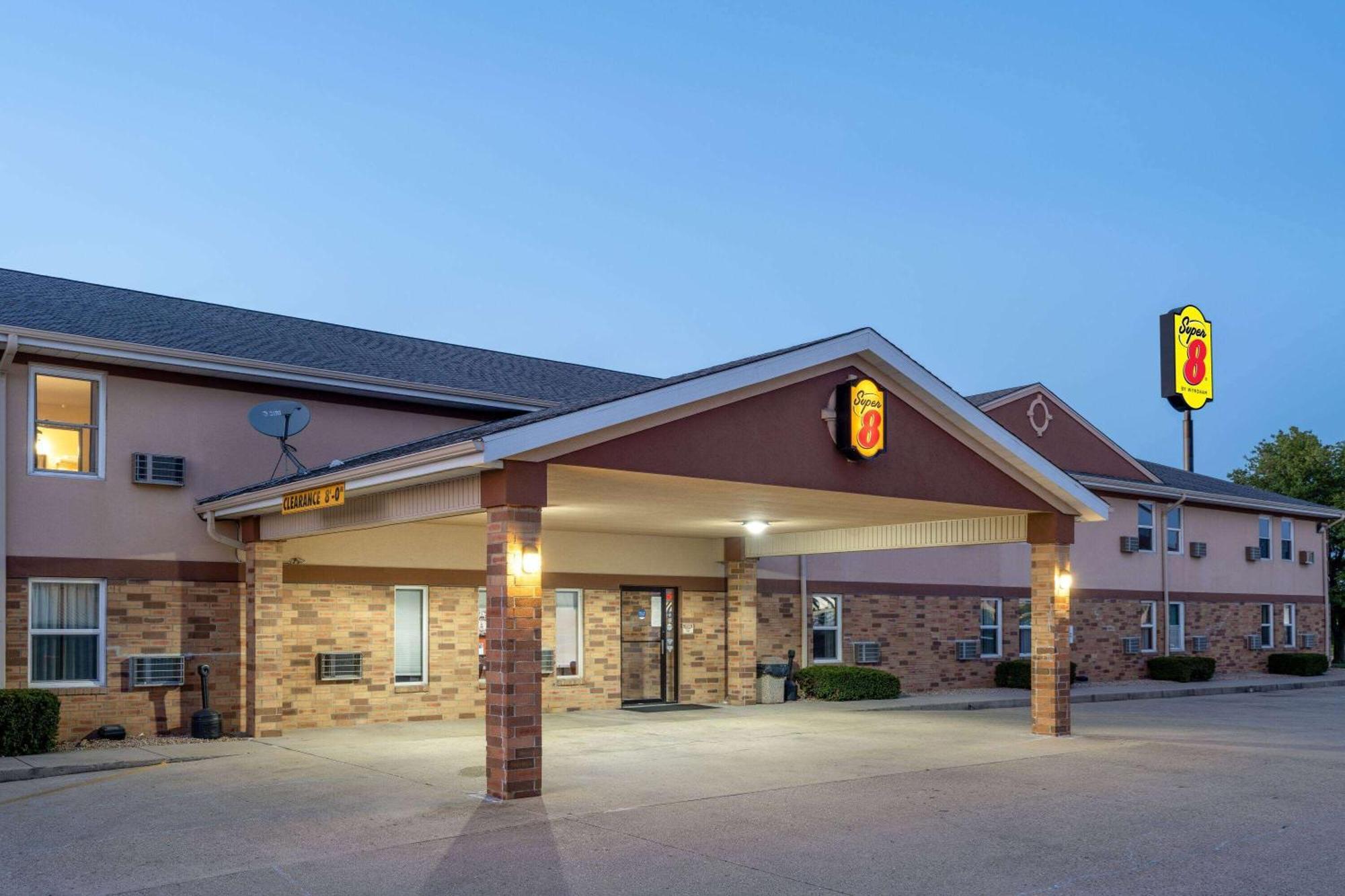 Super 8 By Wyndham Mattoon Hotel Екстериор снимка