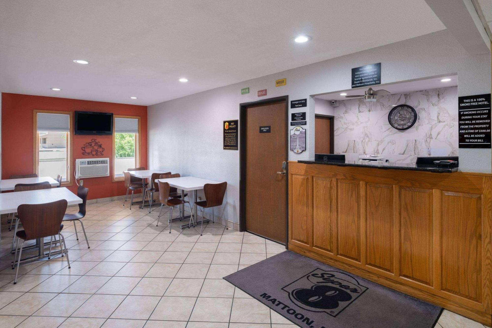Super 8 By Wyndham Mattoon Hotel Екстериор снимка