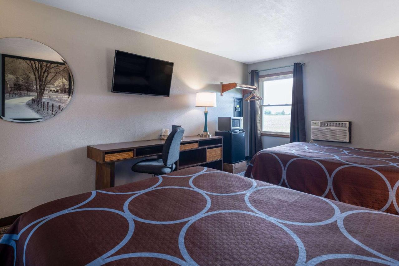 Super 8 By Wyndham Mattoon Hotel Екстериор снимка