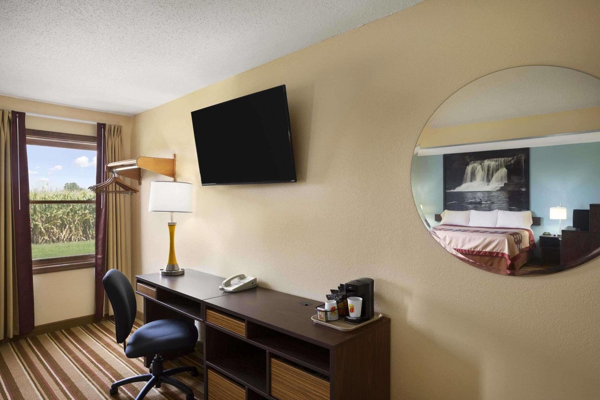 Super 8 By Wyndham Mattoon Hotel Екстериор снимка